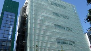 靖国通り沿いにある大きなシネコン