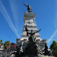 公園の中心にはエンリケ航海王子の像が