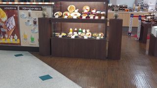 お土産屋さんの多いエリアにある広いフードコートです。