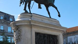 ブロンズの騎馬像