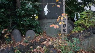 駐車場の方に力石があって