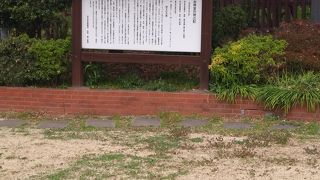 いちょう並木の入り口にあります。