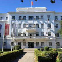 白い美しい建物の市庁舎です。