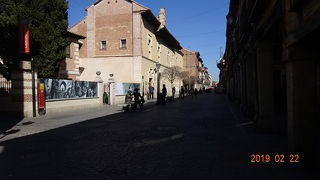 セルバンテスの家の前にある通りです