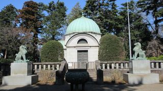 静嘉堂緑地に建っています