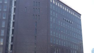 三吉橋のそばに有る区役所