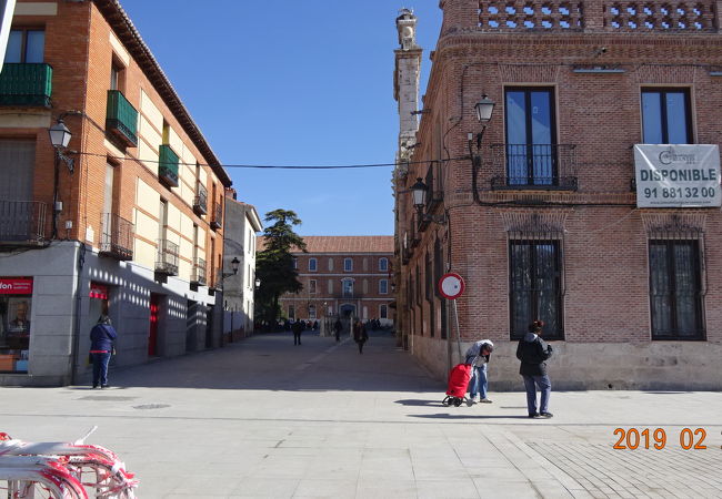 セルバンテス広場の西側にある瀟洒な建物です。