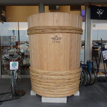 発酵市場の前にある巨大な樽