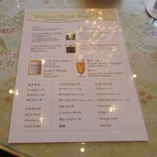 ウェルカムドリンクのメニュー、テーブルのデザインにも注目