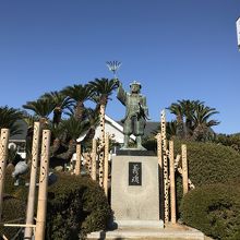 駅前の大石内蔵助の像