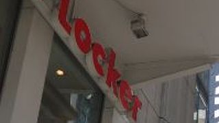 数あるフットロッカーの中でもかなり大きい店舗です。