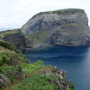 ファイアル島南岸から、グイッと突き出した握りこぶしのような巨岩の岬