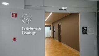 シンプルで整然とした機能的なラウンジ