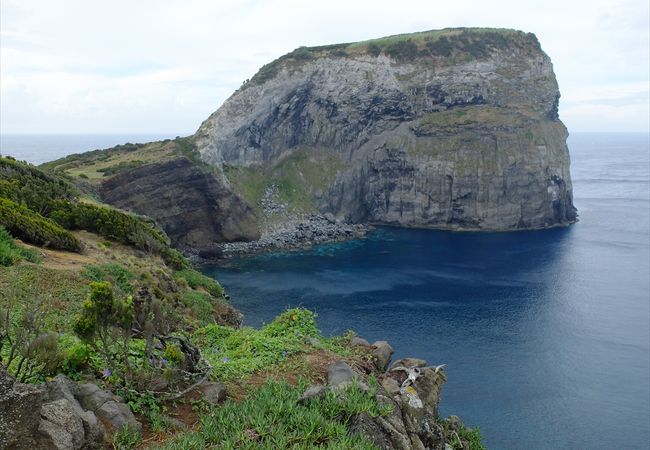 ファイアル島南岸から、グイッと突き出した握りこぶしのような巨岩の岬