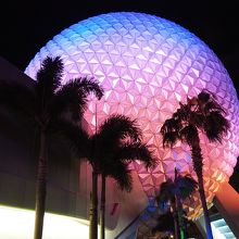 夜の球体もキレイ