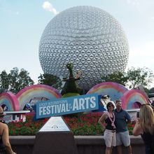 これを見るとエプコットに来たって感じがする