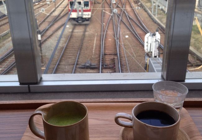 近鉄電車を見ながら抹茶ラテ