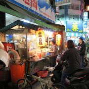 高雄駅の北側、後驛エリアにある夜市。台北に比べると安い。地元の人と大陸の観光客でにぎわっています。