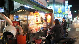 高雄駅の北側、後驛エリアにある夜市。台北に比べると安い。地元の人と大陸の観光客でにぎわっています。