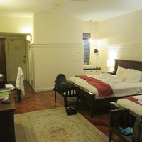 洗面台の窓にカーテンがなく、夜間ずっと灯りが入ってきます