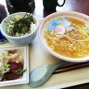 ランチのおすすめは日替わりどんぶりとラーメンセット