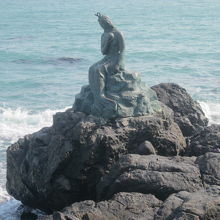 冬柏島エリアの西側にいらっしゃる人魚像の様子