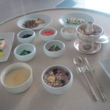 APEC会議が開催されたヌリマル。VIPのお食事の様子です。