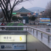 地下鉄5番出入口付近から望む旧海雲台駅の様子