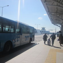 国際線ターミナルに到着した307番バスの様子