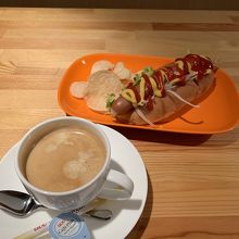 コーヒーとホットドック。