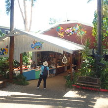 出入口。右手奥が入口。