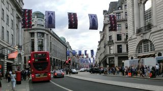 白亜の建物が並ぶ通り
