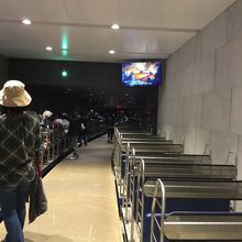 トロッコ列車はいっぺんに100人位運べます。