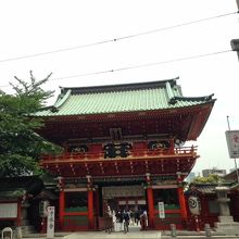 朱色の門の様子