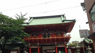 朱色の大きな門