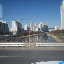 周囲は高層マンションが立ち並ぶ住宅地ですね。