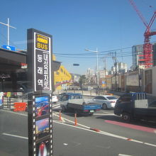 ここから空港行き307番路線バスに乗り換え可能です