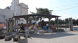 駅前ロータリーの一画にある