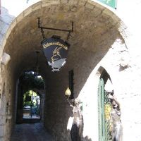 ホテル入り口　右のドアがフロント