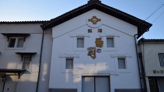 見学は若干ハードルが高いですが、お向かいで飲めます