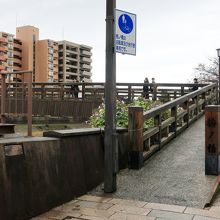 雰囲気のある木橋だ