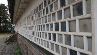 「品」字の壁模様