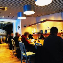 見えませんが、照明がベンツのマークになってます