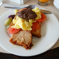 朝ごはんはバイキング形式。