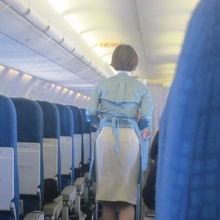 絶賛見張り中（？）のCAさんの後ろ姿…。