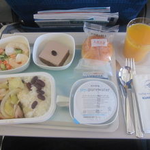 日韓線エコノミーで機内食が無料で頂けるのもある意味貴重？