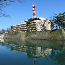 さすが越前86万石、石垣・堀とも大立派