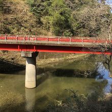 宿の横に養老川が流れています