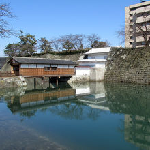 藩主が本丸に登る際に用いた「御廊下橋」が復元されています
