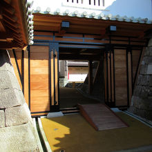 その櫓門の向こうが…